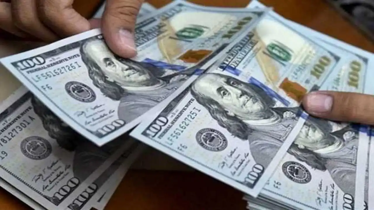 سعر الدولار في مصر يحير المتعاملين وسط تغيرات غير متوقعة داخل البنوك